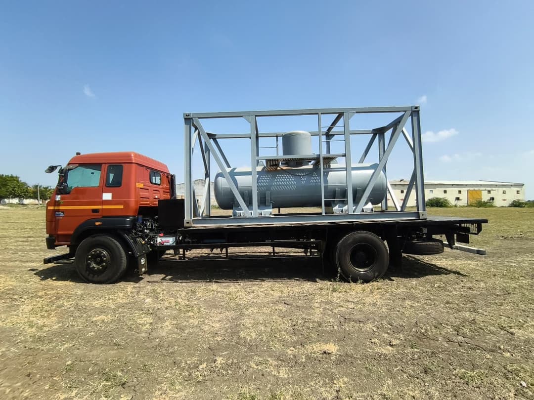 Mini bulk tank mounted on a dispatch truck