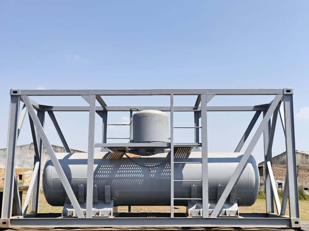 Mini bulk tank unit for bromine supply